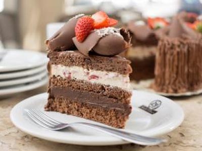 Bolo Delícia de Leite com Brigadeiro e Morango Bolos sodiê encomendas