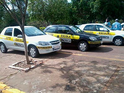Carros com direção hidráulica e ar-condicionado aulas de direção