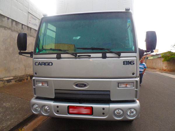 Caminhão de mudanças da empresa 3v fretes caminhão 3v fretes