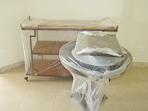 Embalando estante e mesa para mudança embalando estante e mesa