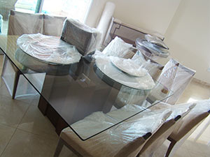 Embalando mesa e cadeiras para mudança embalando mesa e cadeiras