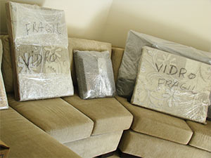 Embalando vidros e quadros para mudança embalando vidros e quadros