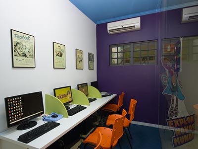 Sala com computadores Yazigi Araçatuba
