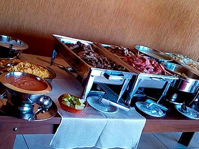 Diversas opções de pratos Buffet para festas