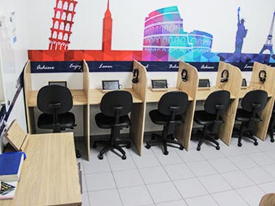 Sala com recursos multimídia Wizard idiomas