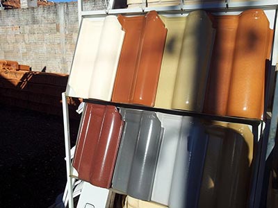 Telhas de diversas cores e modelos Telhas de cerâmica