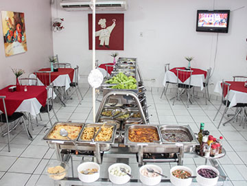 Pratos quentes e frios Marmitas e marmitex no balcão