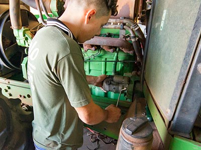 Manutenção em ar-condicionado de trator Conserto de trator