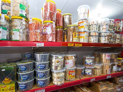 Paçoquinha, doce de abóbora e doces diversos Potes de doces sortidos