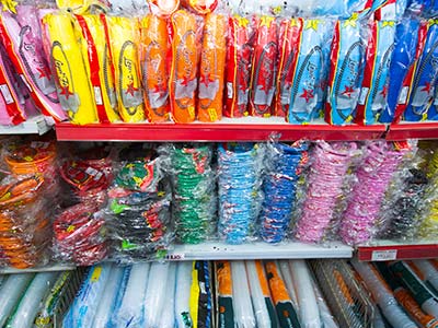 Copos descartáveis de diversas cores e tamanhos Copos descartáveis