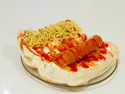 Lanche com batata palha Lanche com salsicha