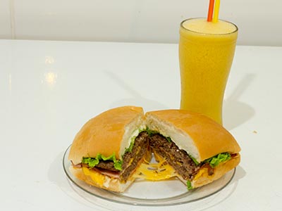 Lanche com suco Lanches com hambúrguer
