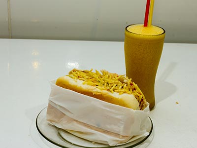 Lanche com batata palha e suco Lanche delciosos