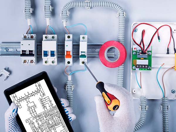 Revisão em quadros de energia Manutenção em painel elétrico