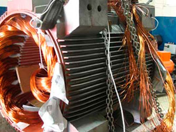 Motor sendo rebobinado Rebobinagem de motores elétricos