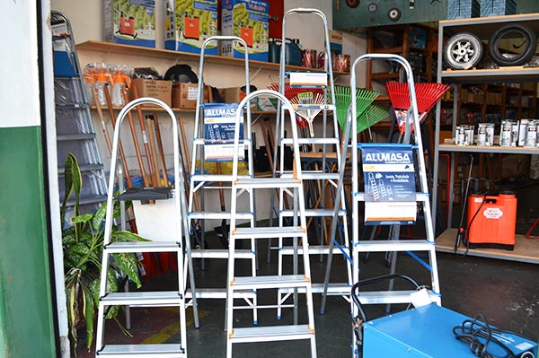 Escadas, Vassouras e Utensílios em geral Escadas, Vassouras e Utensílios em geral