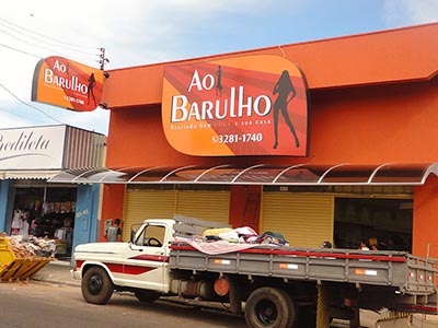 Confecção de fachadas para comércios Fachada da empresa Ao barulho