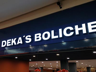 Letra caixa com iluminação Letra caixa do Deka's Boliche