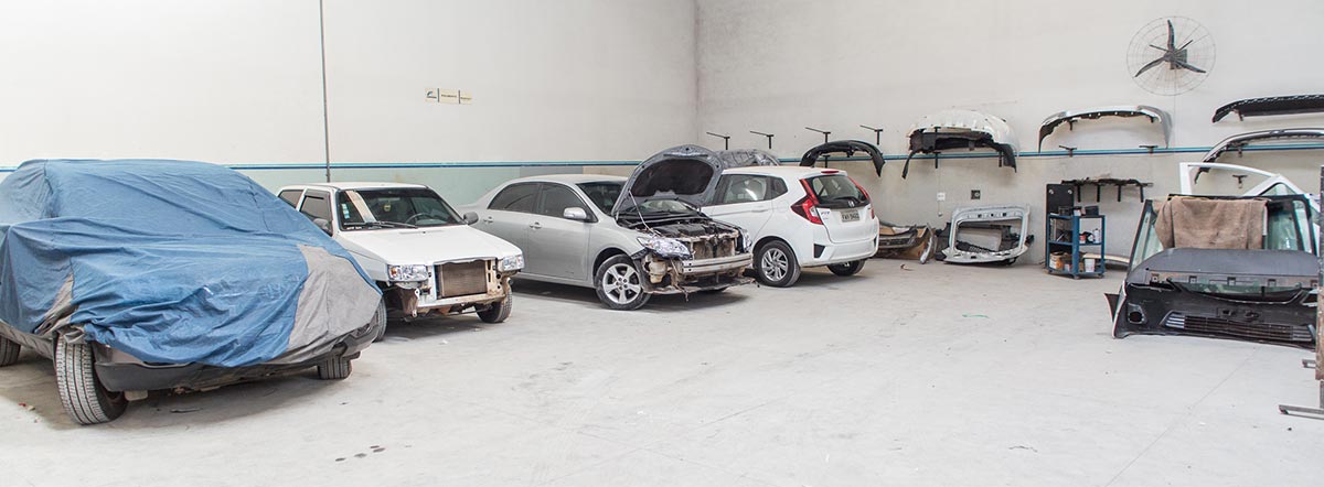 Carros que precisam de reparo na lataria Carros com a lataria danificada