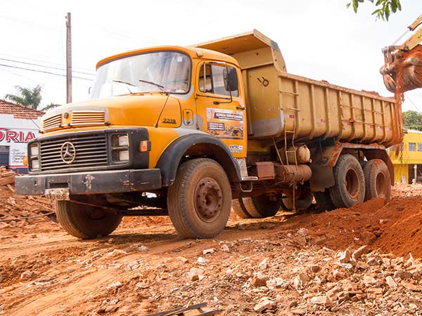 Locação de caminhão basculante Caminhão basculante para locação