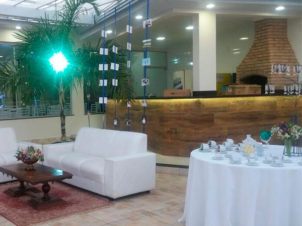 Espaço com churrasqueira Salão com churrasqueira