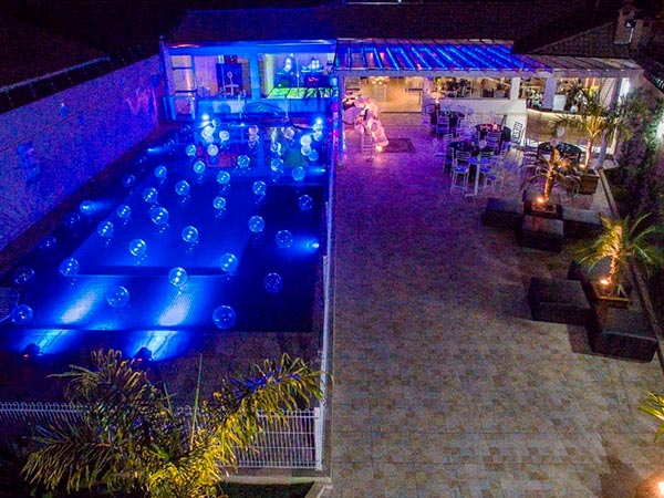 Amplo espaço externo com piscina Espaço com piscina