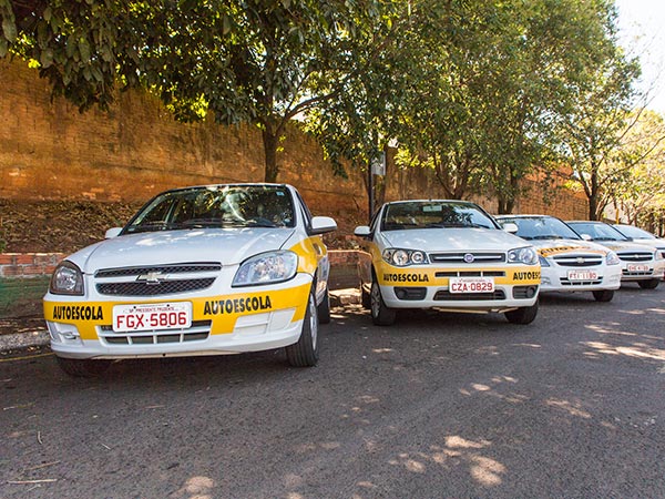 Aulas para aprender a dirigir carro Habilitação para carro
