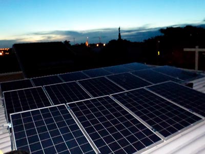 Casa com painéis solares Energia fotovoltaica para economizar na conta de luz