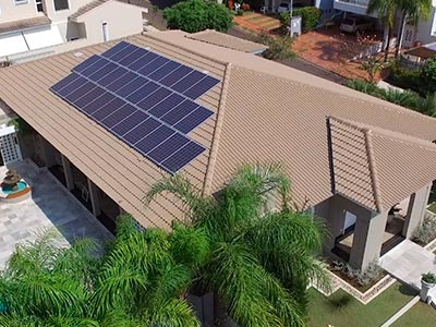 Painéis solares instalados em residência Residência que usa energia fotovoltaica