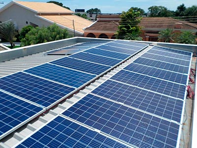 Casa com painel solar instalado Instalação de painéis solares