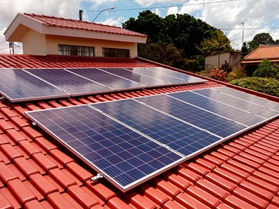 Instalação de placa de geração de energia fotovoltaica