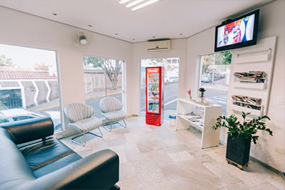 sala de espera com TV sala de espera com TV
