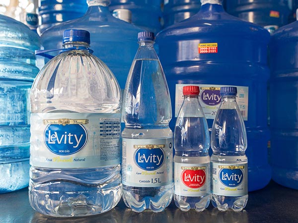 Galões e garrafas da Levity Água mineral Levity