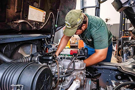 Conserto de empilhadeiras Mecânico trabalhando no motor de uma empilhadeira