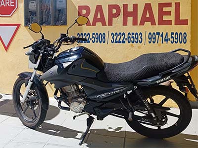Moto para aulas práticas Motocicleta Yamaha preta usada nas aulas, em frente à autoescola