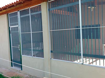 Tela mosquiteira instalada em rancho Instalação de tela mosquiteira
