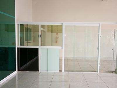 Envidraçamento de portas e janelas Envidraçamento de portas e janelas