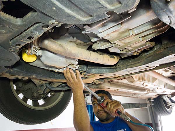 Conserto da direção hidráulica Manutenção em direção hidráulica do carro