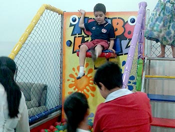 Brinquedo onde o objetivo de acertar a bolinha no botão para derrubar o alvo na piscina de bolinhas Tombo Legal