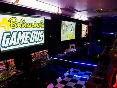 Ônibus com jogos digitais, wifi e pista de dança Ônibus para gamers