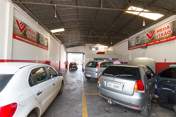 Vistoria veicular feita por empresa credenciada e profissionais especializados Carro passando por vistoria