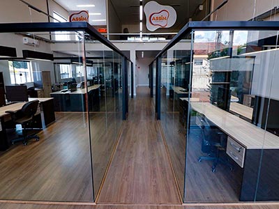 Divisórias de vidro para empresas Divisórias de vidro