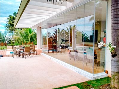 Com perfis verticais minimalistas, as novas portas de correr de vidro Claroflex Slide se apresentam como uma das opções mais sofisticadas e funcional do mercado atual Vidro para dividir ambientes