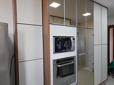 Cozinha com fogão e microondas embutido Cozinha com fogão e microondas embutido