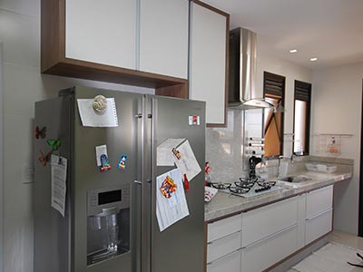 Gabinete com portas e gavetas de correr Gabinete com portas e gavetas de correr