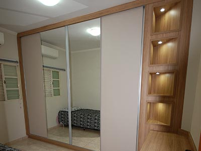 Closet em madeira com espelho Closets personalizados
