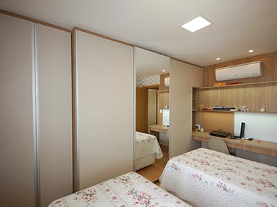 Closet com bancada e prateleiras Closet com bancada e prateleiras