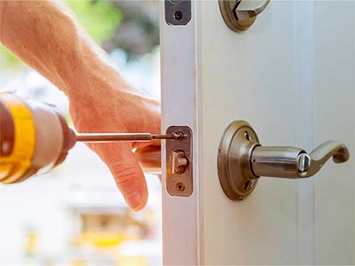 Serviço de instalação e de conserto de fechaduras Chaveiro instalando fechadura