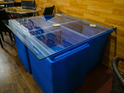 Mesa de fibra sintética e tampo de vidro Móveis e peças decorativas