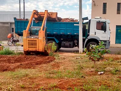 Limpeza de terreno Remoção de entulhos